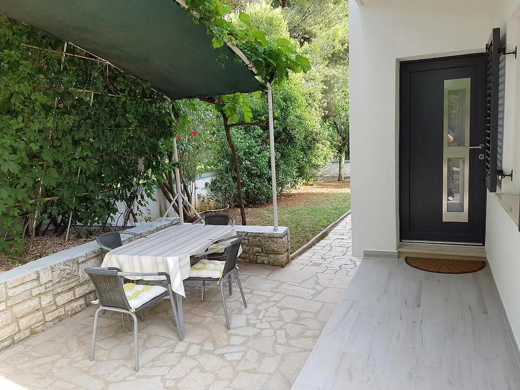 Villa Rosa With Yard And Children'S Playground Tar-Vabriga