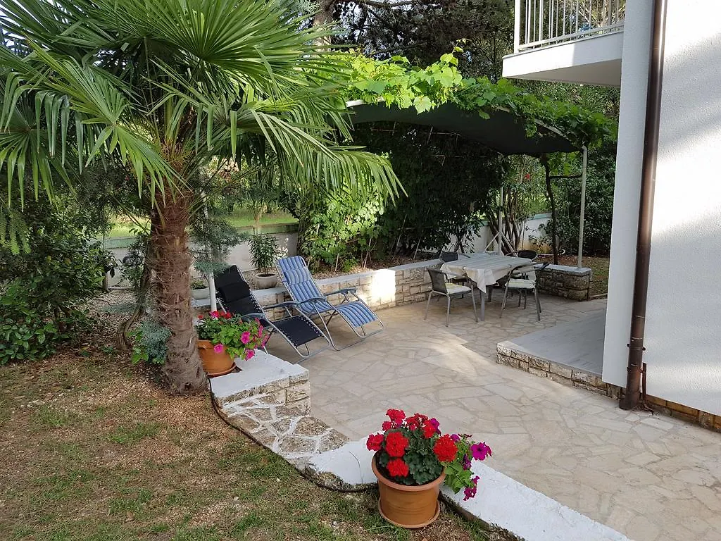 아파트 Villa Rosa With Yard And Children'S Playground Tar-Vabriga